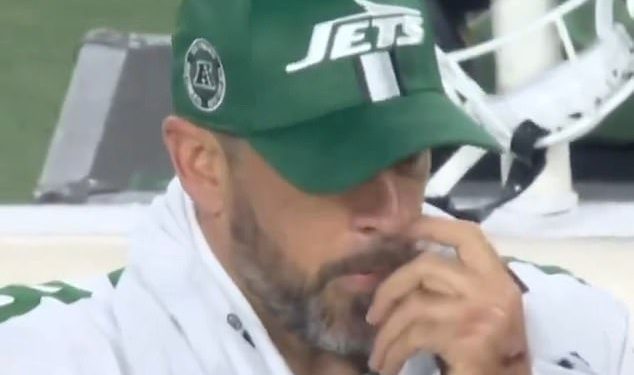 Aaron Rodgers uhvaćen u ODVRATNOM činu tijekom poraza Jetsa od Steelersa: ‘To mu je treći izbor na utakmici!’
