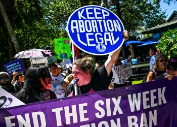 Administratoru DeSantisa zabranjeno je prijetiti TV postajama zbog reklama za pobačaj