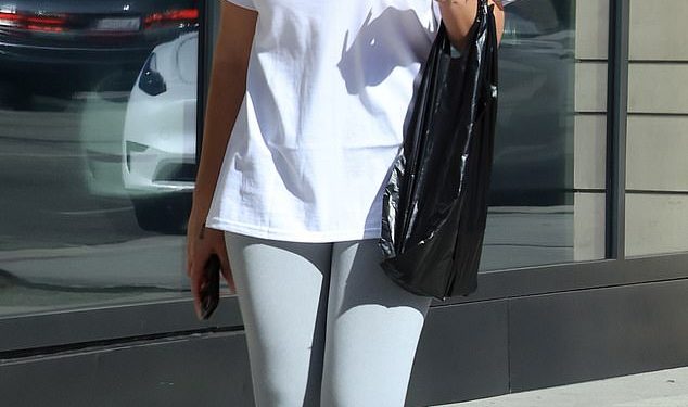 Amanda Bynes izlazi u bijeloj majici i sivim tajicama na solo izlasku u LA-u