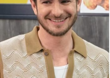 Andrew Garfield priznaje Ameliji Dimoldenberg da su mogli izaći na pravi spoj da nije bilo kamera u VRLO koketnom Chicken Shop Dateu