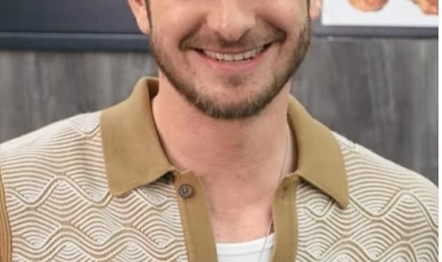 Andrew Garfield priznaje Ameliji Dimoldenberg da su mogli izaći na pravi spoj da nije bilo kamera u VRLO koketnom Chicken Shop Dateu