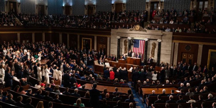 Anketa u Senatu u Montani pokazuje da sadašnji demokratski kandidat zaostaje za protukandidatom iz GOP-a, s ravnotežom kontrole nad Senatom