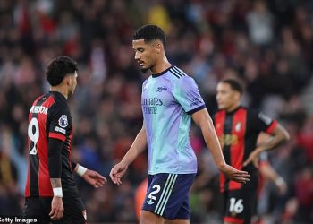 Arsenal je po TREĆI put ove sezone pao na 10 igrača jer je riskantni izazov Williama Salibe na Evanilsonu nadograđen na crveni karton nakon dugotrajnog VAR pregleda