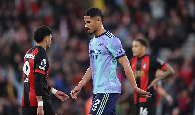 Arsenal je po TREĆI put ove sezone pao na 10 igrača jer je riskantni izazov Williama Salibe na Evanilsonu nadograđen na crveni karton nakon dugotrajnog VAR pregleda