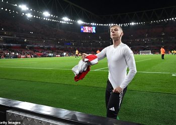 Arsenalov Oleksandr Zinchenko predaje svoj dres navijaču Shakhtara iz Donjecka nakon pobjede od 1-0 – dok ukrajinski branič prima toplu dobrodošlicu od putujućih navijača usred tekućeg rata njegove nacije s Rusijom