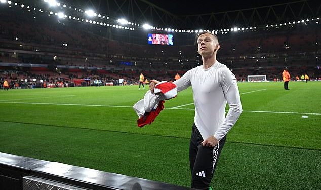 Arsenalov Oleksandr Zinchenko predaje svoj dres navijaču Shakhtara iz Donjecka nakon pobjede od 1-0 – dok ukrajinski branič prima toplu dobrodošlicu od putujućih navijača usred tekućeg rata njegove nacije s Rusijom
