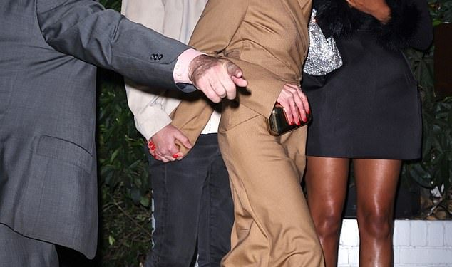 Ashley Benson postavlja omiljenu izložbu sa svojim suprugom Brandonom Davisom dok stižu ruku pod ruku na događaj Max Mara