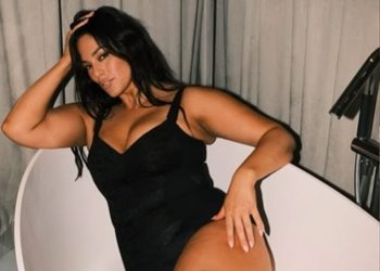 Ashley Graham pokazuje svoje dojmljive obline u dubokom crnom bodiju dok se penje u kadu kako bi pozirala za sparno fotografiranje
