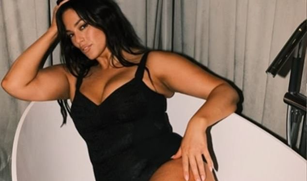 Ashley Graham pokazuje svoje dojmljive obline u dubokom crnom bodiju dok se penje u kadu kako bi pozirala za sparno fotografiranje