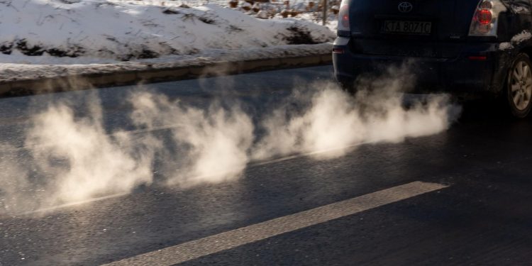 Auto Klub – Bijeli dim iz auspuha: Ova uobičajena pojava u ovim slučajevima može upućivati na kvar