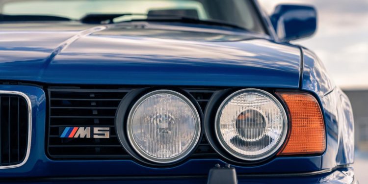 Auto Klub – Devet godina trunuo u garaži: Pronađen kultni BMW M5, vlasnik nestao bez traga