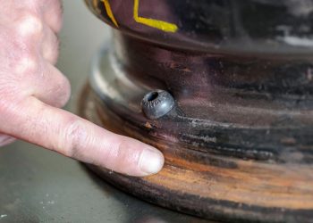 Auto Klub – Fuševi kod montaže guma: Ovi propusti vulkanizera mogu izazvati oštećenje gume i pucanje u vožnji