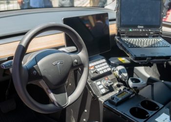 Auto Klub – Mladić kupio potpuno razbijenu Teslu na aukciji: ‘Spojio sam se na računalo i pronašao nevjerojatnu snimku’