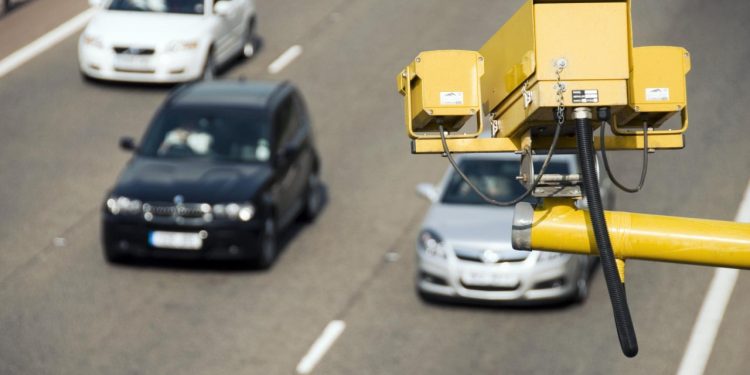 Auto Klub – Mnogi sve više tome pribjegavaju: Ovo je trik kojim prevare kameru za mjerenje brzine