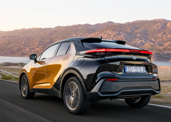 Auto Klub – Na testu Toyota C-HR 2.0 Hybrid Premiere: Za njim se svi okreću, a snage, štedljivosti i komfora koliko ti srce želi