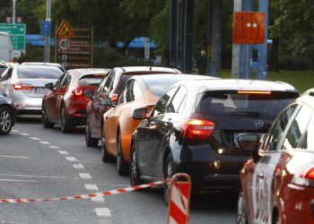 Auto Klub – Nama guraju struju, a oni voze na benzin i dizel: Europa troši milijarde eura na subvencije službenih auta