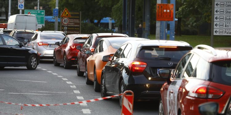 Auto Klub – Nama guraju struju, a oni voze na benzin i dizel: Europa troši milijarde eura na subvencije službenih auta