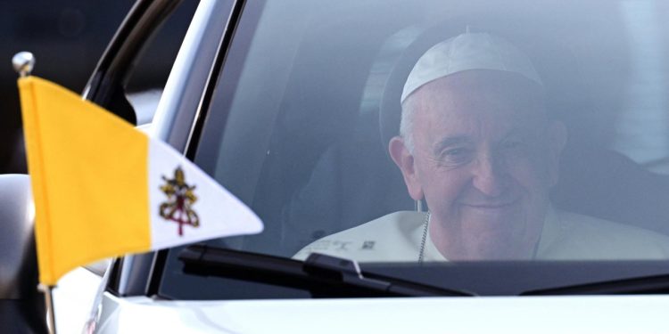 Auto Klub – Pogledajte u kojem je automobilu Papa Franjo odradio turneju Azijom: Podržava održivu mobilnost