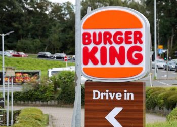 Auto Klub – Policija pod rotirkama upala u Burger King: ‘Rekao sam hamburger bez majoneze’