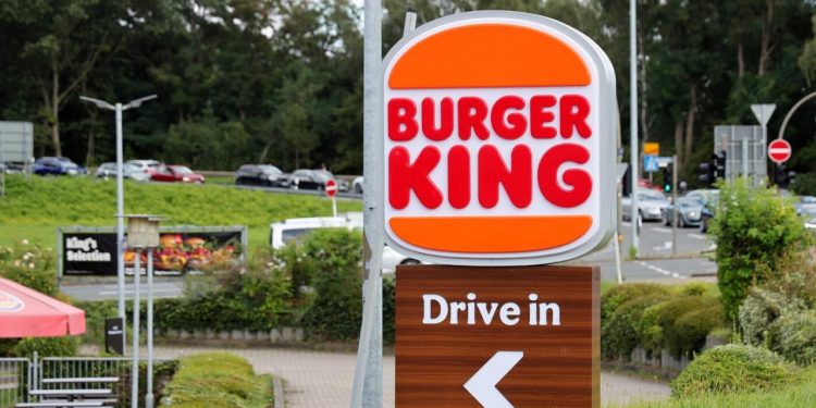 Auto Klub – Policija pod rotirkama upala u Burger King: ‘Rekao sam hamburger bez majoneze’