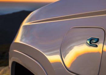 Auto Klub – Poručili vlasnicima: Nemojte puniti ni parkirati ove automobile u garaže. Mogu se zapaliti