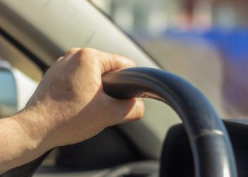 Auto Klub – Rizik od preranog trošenja i kvara: Evo što nikako nemojte raditi dok okrećete volan automobila