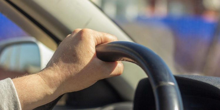 Auto Klub – Rizik od preranog trošenja i kvara: Evo što nikako nemojte raditi dok okrećete volan automobila