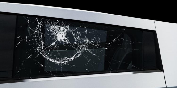 Auto Klub – Samo tako: Lopov lakoćom provalio u navodno neprobojnu Teslu Cybertruck i odnio ruksak