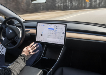 Auto Klub – Teslin autonomni sustav je ‘slijep’ u magli? Istražuju se četiri nesreće, jedna osoba poginula