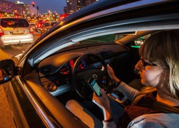 Auto Klub – Tipkala po telefonu: Neoprezna vozačica nesmotrenošću uništila vrijedni auto klasik iz 1948. godine