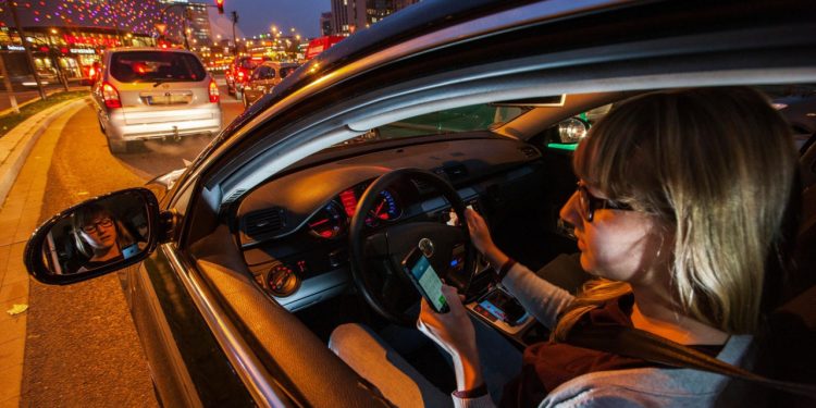 Auto Klub – Tipkala po telefonu: Neoprezna vozačica nesmotrenošću uništila vrijedni auto klasik iz 1948. godine