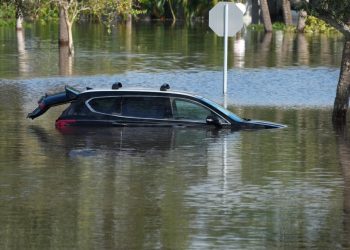 Auto Klub – Važno upozorenje zapovjednika vatrogasaca: Potopljeni električni auti su opasne ‘tempirane bombe’