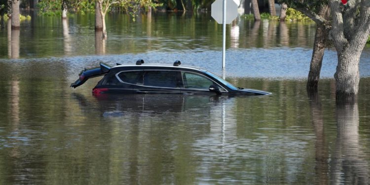 Auto Klub – Važno upozorenje zapovjednika vatrogasaca: Potopljeni električni auti su opasne ‘tempirane bombe’