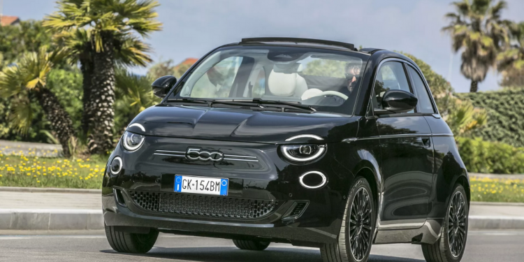 Auto Klub – Video: Rugala se sova sjenici… Fiat ismijava Cybertruck, a nitko ne želi njihov 500e