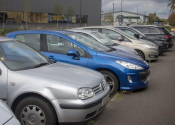 Auto Klub – Zašto roditelji ne smiju djecu učiti voziti auto po kvartu? Ova djevojka je saznala na teži način