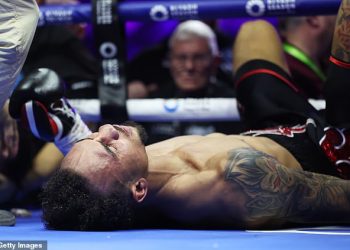 Ben Whittaker je poslan DA LETI iz ringa prije nego što su suci otkazali borbu i dodijelili rijetku odluku uoči borbe Artura Beterbieva i Dmitryja Bivola za titulu