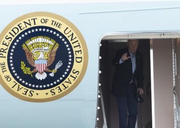 Biden je naredio da Trump bude zaštićen kao ‘sjedeći predsjednik’ — RT World News