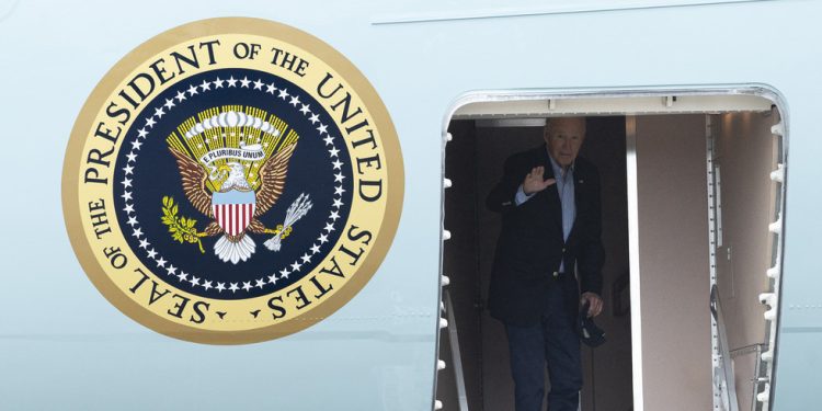 Biden je naredio da Trump bude zaštićen kao ‘sjedeći predsjednik’ — RT World News