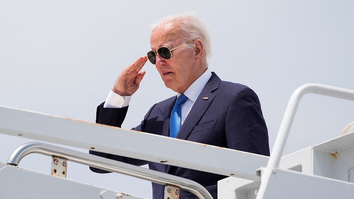 Joe Biden sa sunčanim naočalama nakon odustajanja od izbora 2024