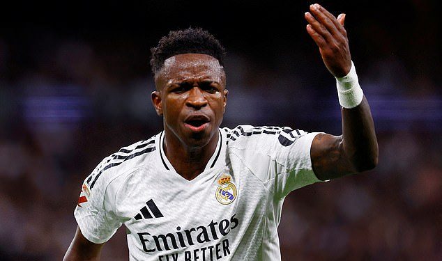 Bijes zbog oduzimanja Zlatne lopte Viniciusa Jr-a jer prisutni drže svoju majicu na crvenom tepihu u znak protesta, a imena zvijezda Real Madrida uklonjena su sa sjedala uoči ceremonije nakon oštre izjave