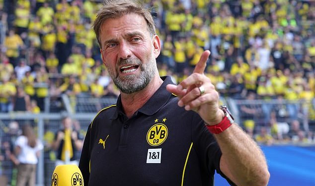 Bijesni Ultrasi Mainza pucaju na bivšeg menadžera Jurgena Kloppa novim transparentima na utakmici RB Leipziga dok bivši trener Liverpoola preuzima novu ulogu u Red Bullu