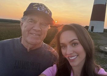 Bill Belichick, 72, ismijava Taylor Swift na utakmici Chiefsa – unatoč tome što je nosio njezinu robu sa svojom 23-godišnjom djevojkom