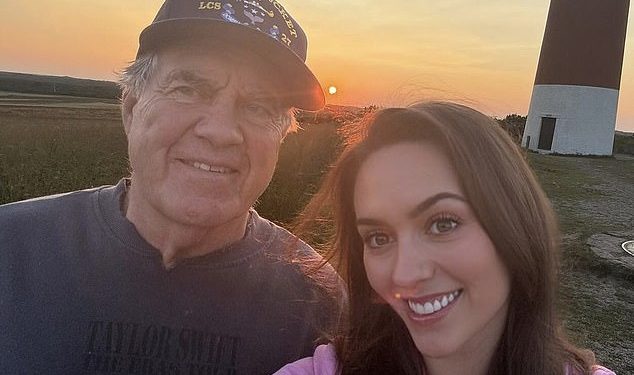 Bill Belichick, 72, ismijava Taylor Swift na utakmici Chiefsa – unatoč tome što je nosio njezinu robu sa svojom 23-godišnjom djevojkom