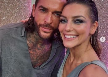 Bivša Petea Wicksa, Chloe Sims otkriva pravi razlog zašto su ga povezivali s Maurom Higgins I njegovom partnericom za Strictly dance Jowitom Przystal – i kaže da je čak viđala heteroseksualne muškarce koji padaju na njegov šarm