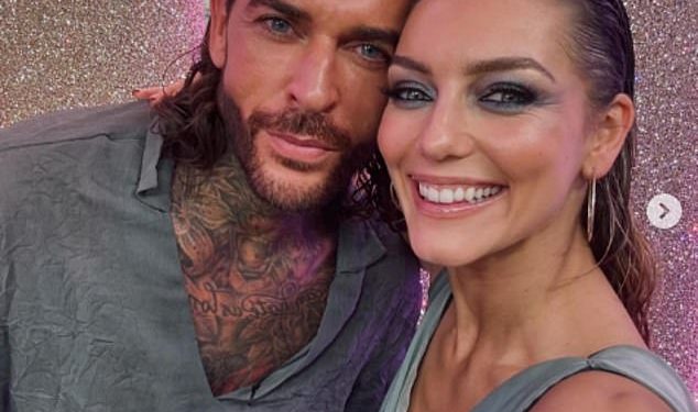 Bivša Petea Wicksa, Chloe Sims otkriva pravi razlog zašto su ga povezivali s Maurom Higgins I njegovom partnericom za Strictly dance Jowitom Przystal – i kaže da je čak viđala heteroseksualne muškarce koji padaju na njegov šarm