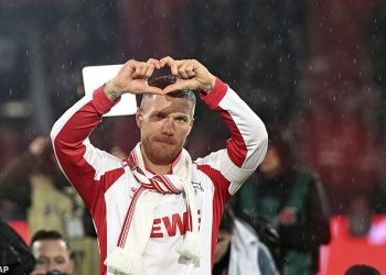 Bivša zvijezda Arsenala rasplakala se nakon što je na svojoj promotivnoj utakmici najavila odlazak u mirovinu – kako napadač naziva vrijeme svoje blistave 21-godišnje karijere