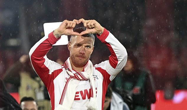 Bivša zvijezda Arsenala rasplakala se nakon što je na svojoj promotivnoj utakmici najavila odlazak u mirovinu – kako napadač naziva vrijeme svoje blistave 21-godišnje karijere