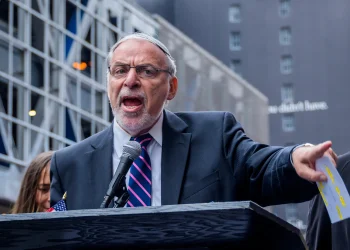 Bivši NY Dem osuđuje Clinton i Harrisa zbog usporedbe Trumpovog okupljanja s nacistima