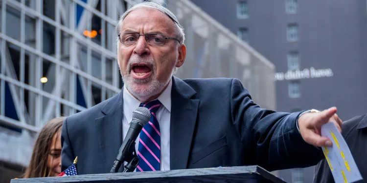 Bivši NY Dem osuđuje Clinton i Harrisa zbog usporedbe Trumpovog okupljanja s nacistima