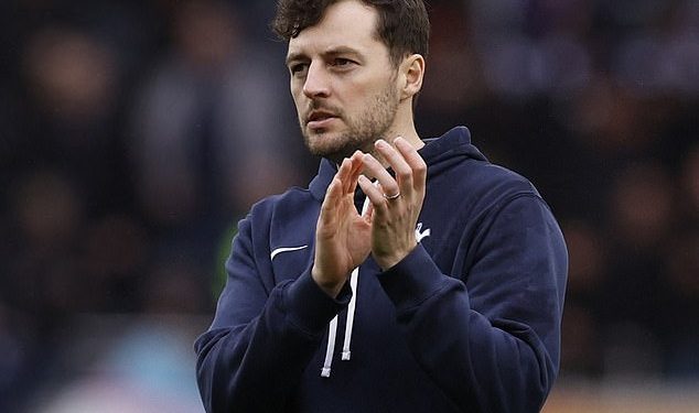 Bivši glavni trener Tottenhama planira šokantan prvi menadžerski posao u Anderlechtu dok bivši vezni igrač razmišlja o vrhunskom poslu u Belgiji